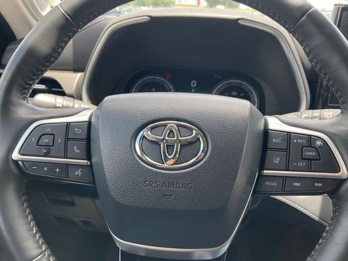 Used 2024 Toyota Highlander Limited AWD/4WD image 19