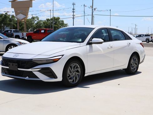 Used 2024 Hyundai Elantra SEL FWD image 5
