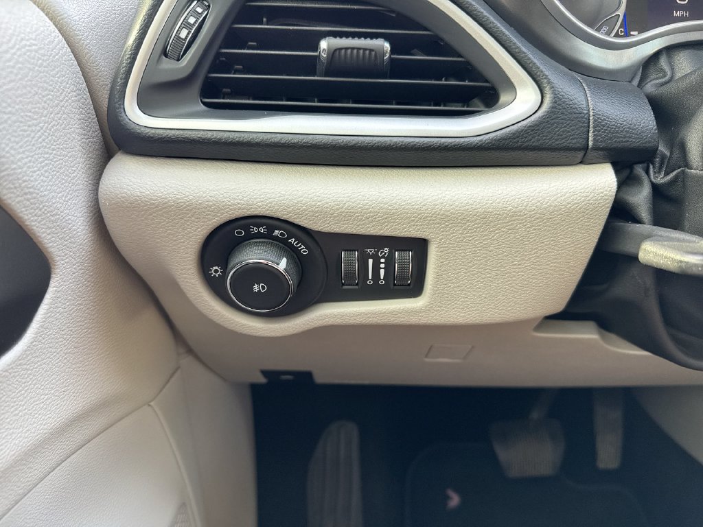 Used 2020 Chrysler Pacifica Touring-L FWD image 17