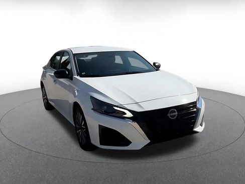 Used 2025 Nissan Altima 2.5 SV FWD image 3