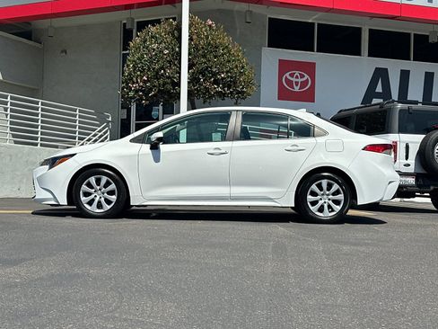 Used 2025 Toyota Corolla LE FWD image 2