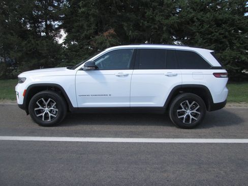 Used 2023 Jeep Grand Cherokee Limited w/ Trailer Tow Prep Group (B) AWD/4WD image 2