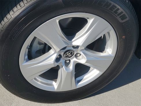 Used 2023 Toyota Highlander LE image 5