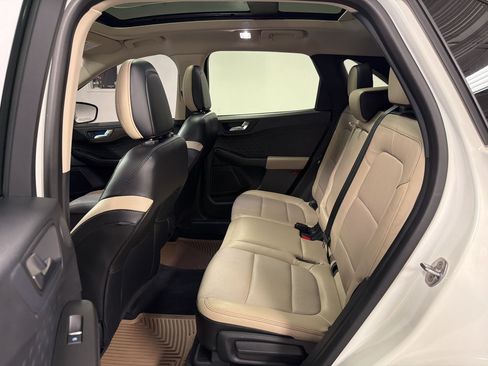 Used 2020 Ford Escape Titanium w/ Titanium Premium Package 2.0 AWD/4WD image 18
