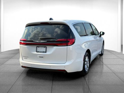 Used 2024 Chrysler Pacifica Touring-L FWD image 7