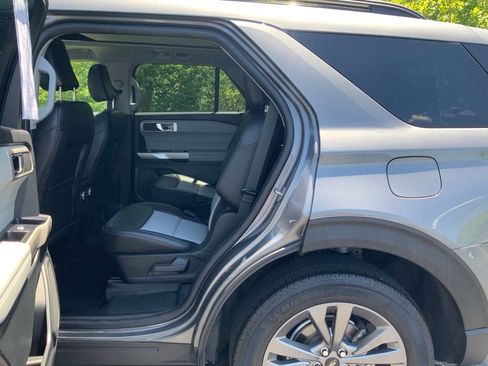 Used 2022 Ford Explorer XLT w/ Equipment Group 202A AWD/4WD image 26