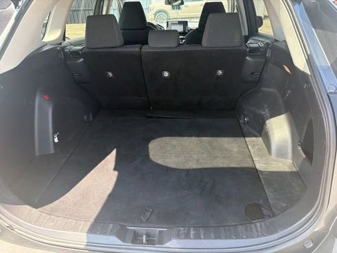 Used 2021 Toyota RAV4 LE AWD/4WD image 18