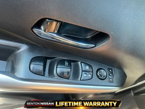 Used 2019 Nissan Kicks SR w/ SR Premium Package FWD image 12