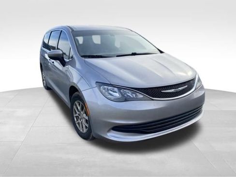 Used 2017 Chrysler Pacifica Touring FWD image 10
