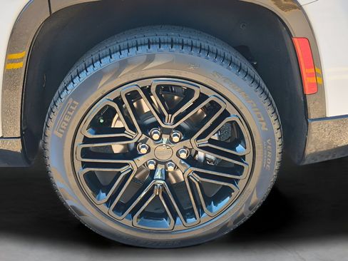 Used 2024 Jeep Wagoneer Series II RWD image 3