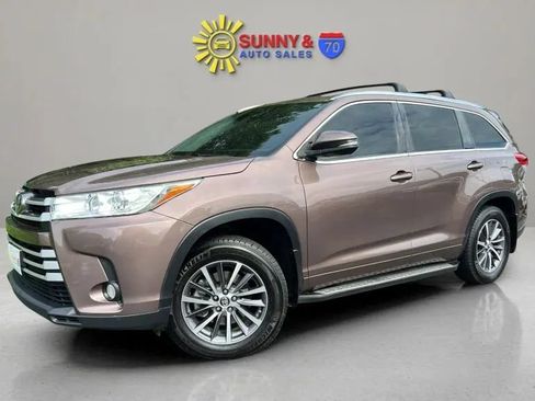 Used 2017 Toyota Highlander XLE w/ Carpet Mat Package AWD/4WD image 4