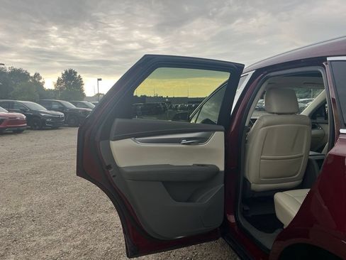 Used 2018 Cadillac XT5 Luxury w/ Driver Awareness Package FWD image 28