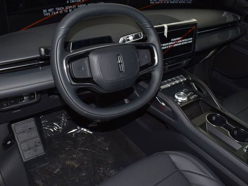 New 2025 Lincoln Nautilus Premier w/ Equipment Group 102A image 18