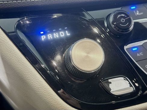 Used 2022 Chrysler Pacifica Touring-L FWD image 35