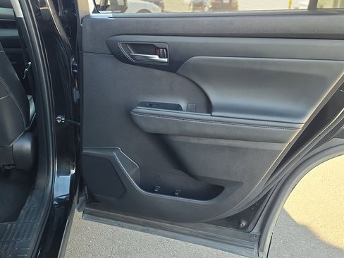 Used 2022 Toyota Highlander XLE image 32