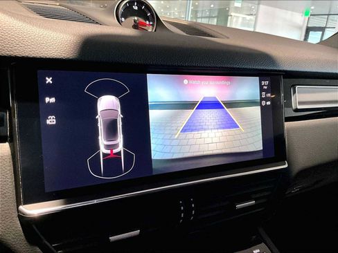 Used 2023 Porsche Cayenne Platinum Edition image 28