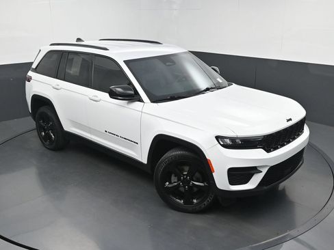 Used 2023 Jeep Grand Cherokee Altitude RWD image 33