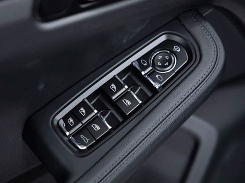 Certified 2026 Porsche Macan AWD/4WD image 25