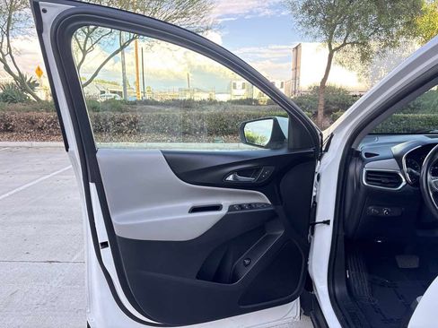 Used 2018 Chevrolet Equinox LT FWD image 16