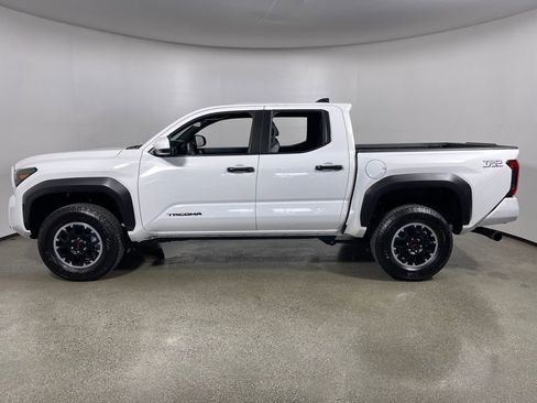 Certified 2025 Toyota Tacoma TRD Off-Road AWD/4WD image 6