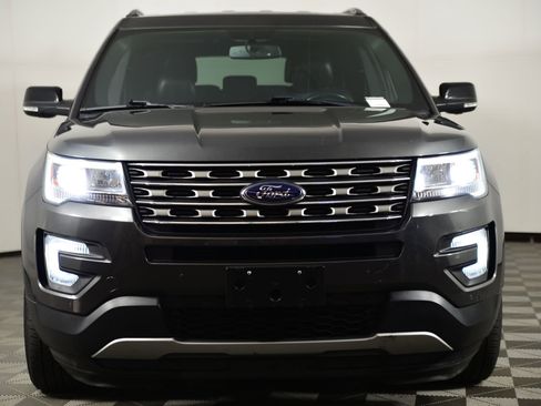 Used 2017 Ford Explorer XLT w/ Equipment Group 202A image 5