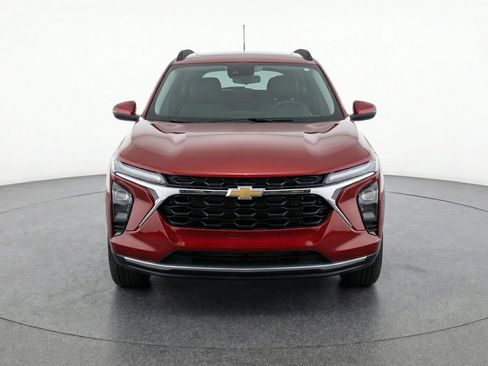 Used 2025 Chevrolet Trax LT image 2