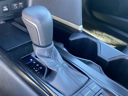 Used 2025 Toyota Camry SE image 12