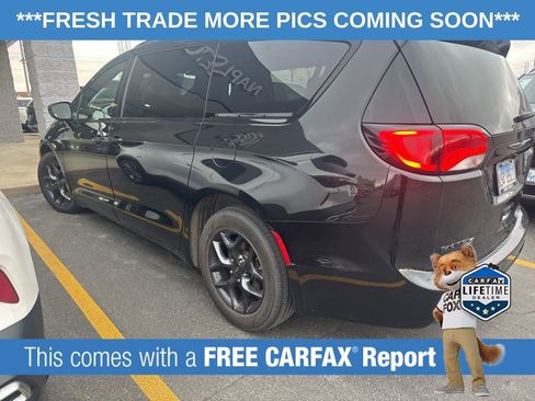 Used 2018 Chrysler Pacifica Touring-L w/ Premium Audio Group image 3