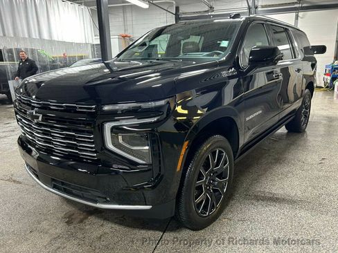 Used 2025 Chevrolet Suburban High Country AWD/4WD image 7