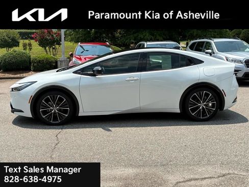 Used 2024 Toyota Prius XLE FWD image 3