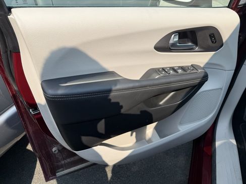 Used 2023 Chrysler Pacifica Touring-L FWD image 19