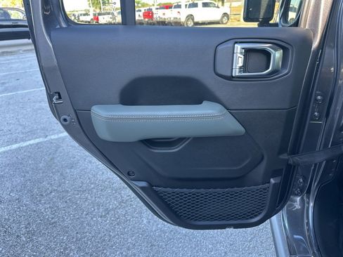 New 2025 Jeep Gladiator Mojave image 39