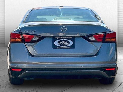 Used 2025 Nissan Altima 2.5 SV FWD image 3