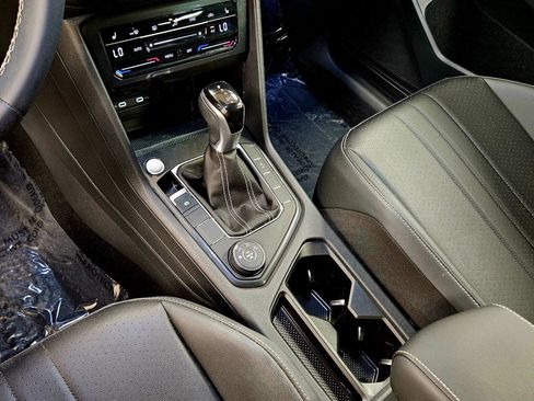 Used 2023 Volkswagen Tiguan SE image 11