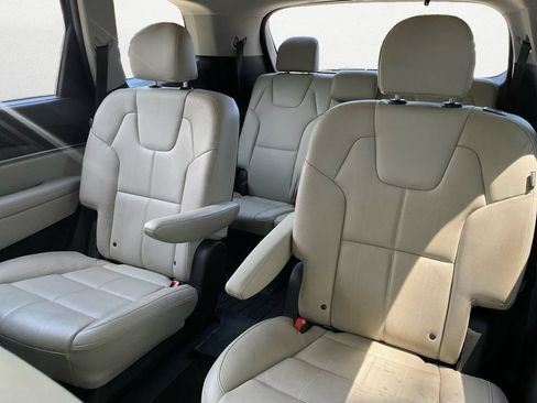 Used 2023 Kia Telluride EX w/ EX Captain's Chair Package FWD image 9