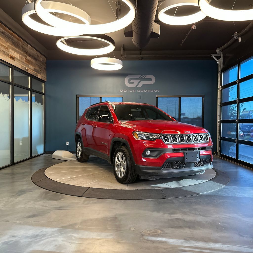 Used 2025 Jeep Compass Latitude AWD/4WD image 1