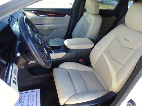 Used 2017 Cadillac XT5 Luxury image 2