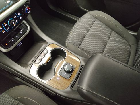 Used 2022 GMC Acadia SLE FWD image 26
