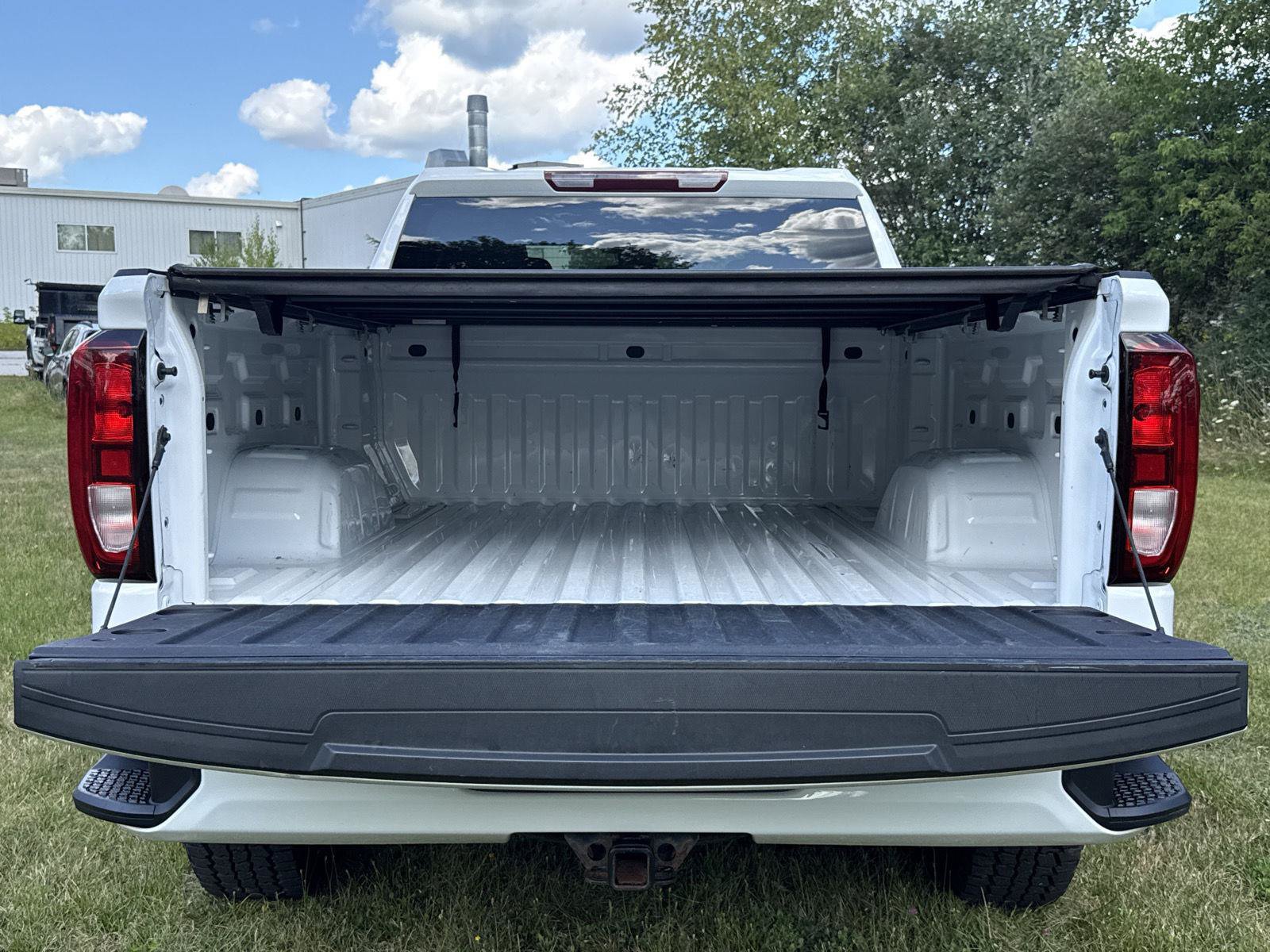 Used 2023 GMC Sierra 1500 Pro w/ Graphite Edition AWD/4WD image 9