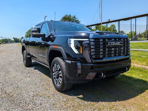 Used 2024 GMC Sierra 2500 Denali Ultimate w/ Max Trailering Package AWD/4WD image 3