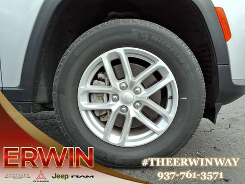 Used 2023 Jeep Grand Cherokee L Laredo image 9