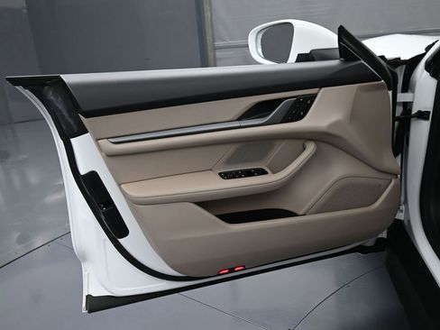 Certified 2025 Porsche Taycan image 15