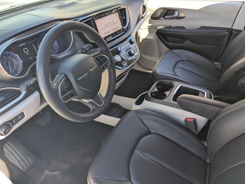 Used 2024 Chrysler Pacifica Touring-L image 19