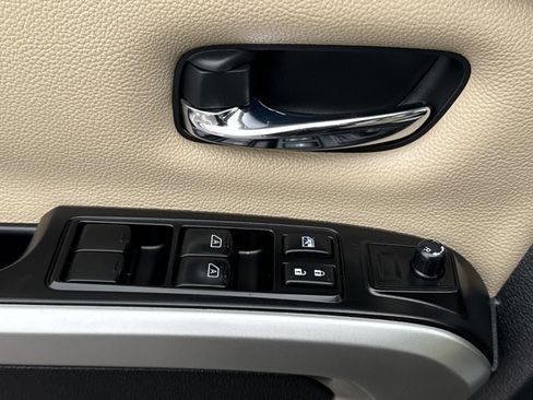 Used 2017 Nissan Titan SV image 13