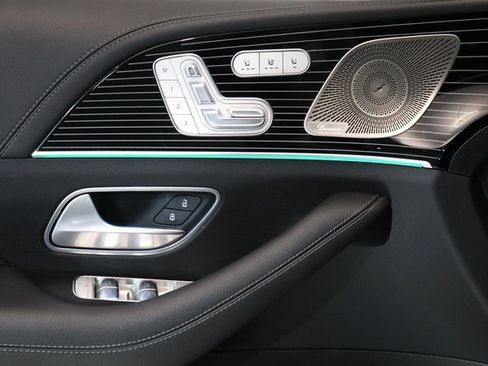 Used 2024 Mercedes-Benz GLS 580 4MATIC image 3