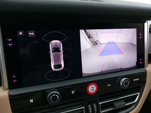 Used 2024 Porsche Macan image 25