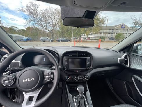 Used 2025 Kia Soul LX w/ LX Technology Package FWD image 31