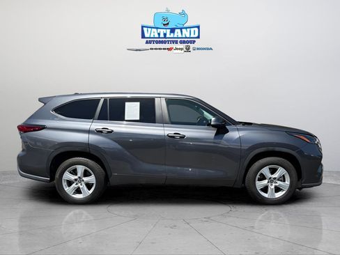 Used 2023 Toyota Highlander LE FWD image 6