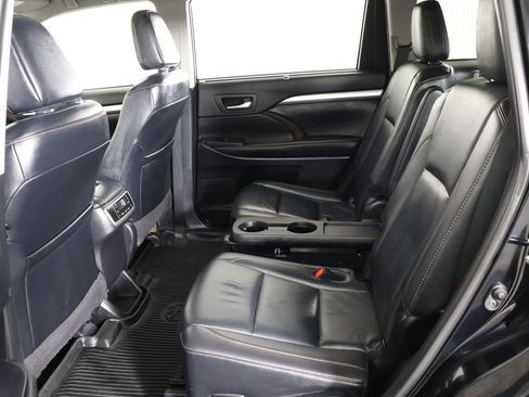 Used 2019 Toyota Highlander XLE AWD/4WD image 37