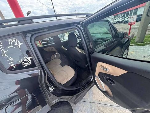 Used 2015 Jeep Renegade Latitude w/ Cold Weather Group II FWD image 2